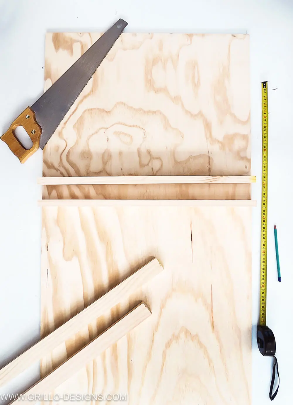couper le bois pour faire une étagère de rangement pour peluches diy / motifs grillo